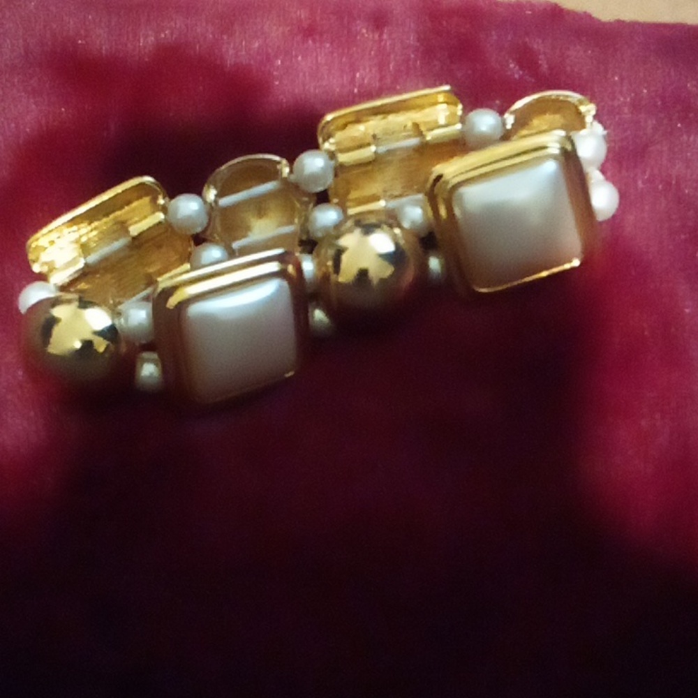 Chunky Liz Claiborne Gold Tone Bracelet - Picture 4 of 4